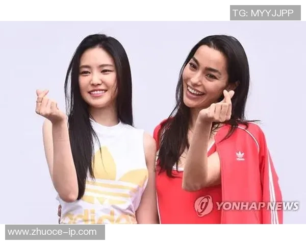 足球明星与女团同框合影展现青春活力与运动魅力的完美结合