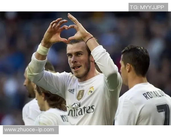 足球明星比心瞬间合集展现他们的热情与友谊让我们一起感受这份温暖与激情