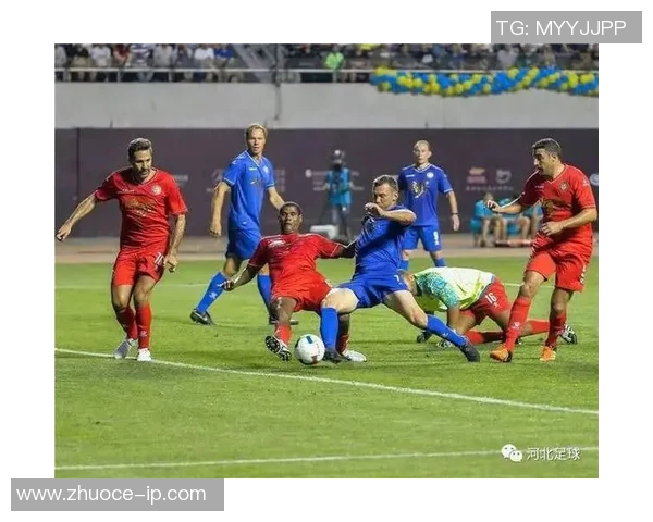 足球传奇即将退役的明星们合影留念展现辉煌岁月与不舍情怀